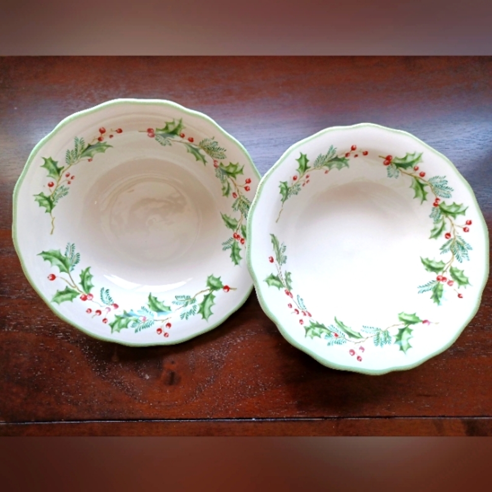 2 ,ST NICHOLAS SQUARE ,CHRISTMAS- Coupe Soup Bowl Holly Berry